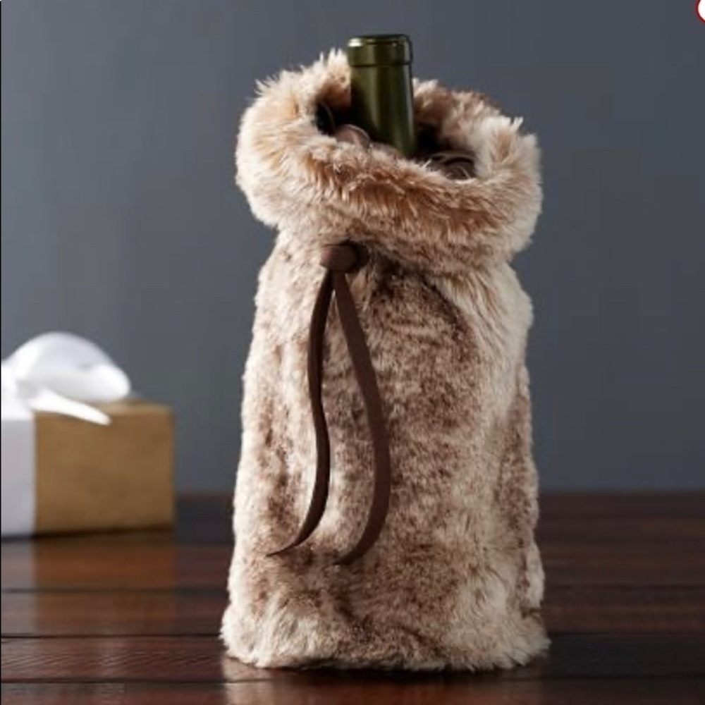 𝅺POTTERY Barn faux fur‎ wine bag